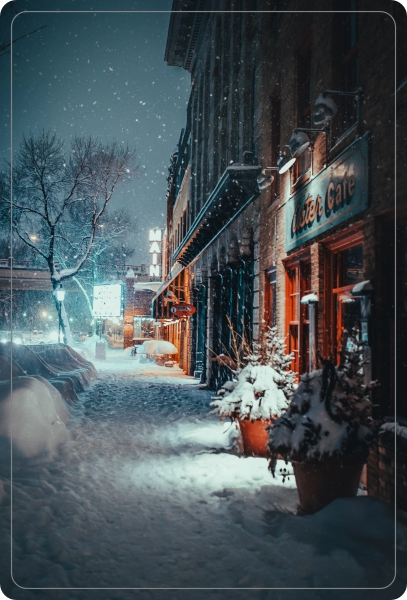 Knusse kerststraat met sneeuw