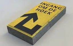 Halve stoeptegel met informatie