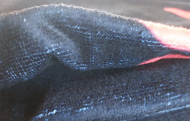 Witte details zichtbaar bij een donkere print op handdoeken
