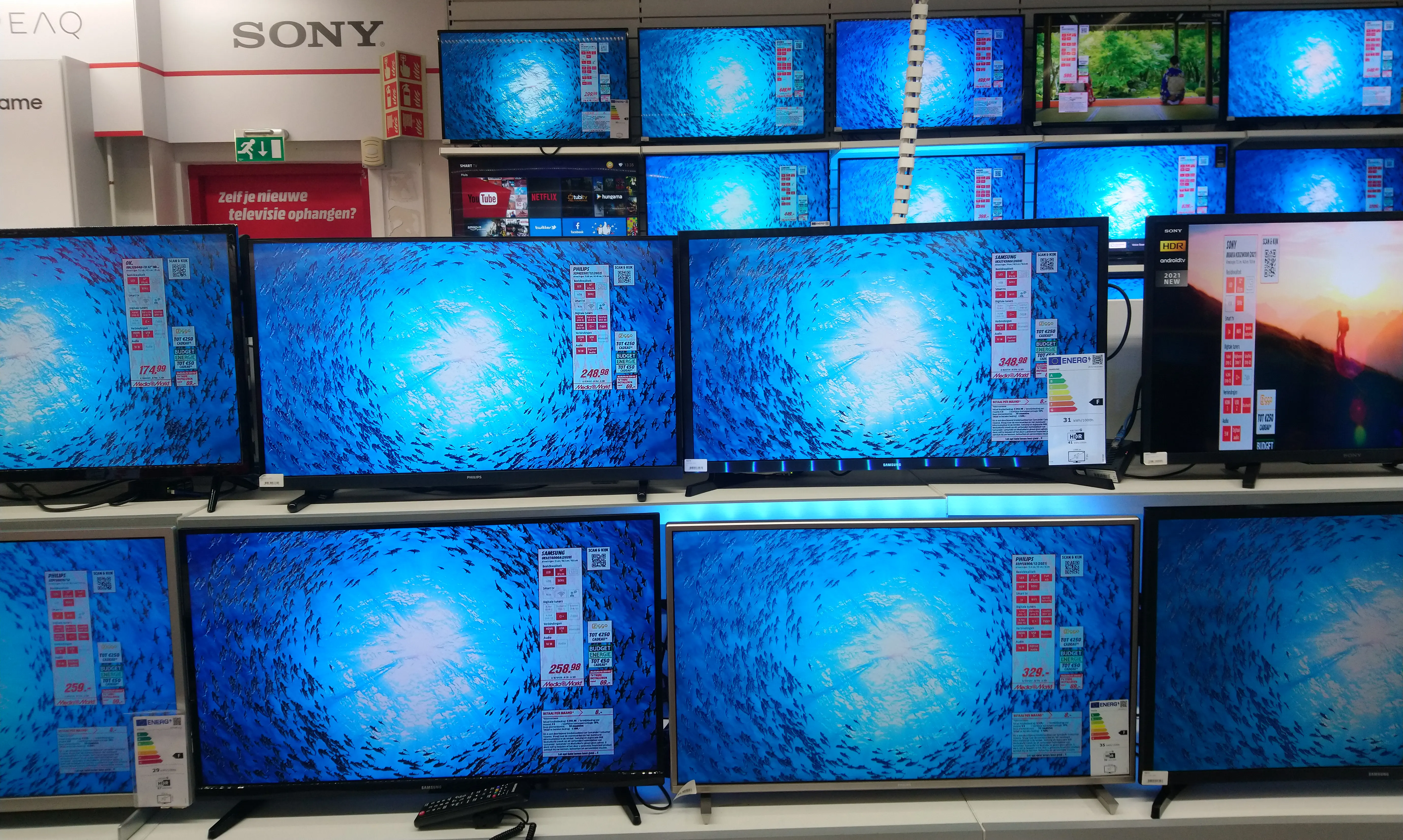 Zelfde beeld op meerdere televisies met verschillende kleuren