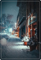 Knusse kerststraat met sneeuw