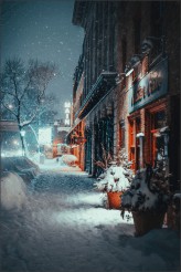 Straat met sneeuw kerstsfeer